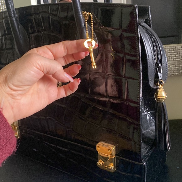 Very fashionable real leather ladies bag with mirror makeup section and 2 locks - Picture 13 of 15